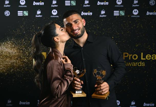 Pro League Awards 2021-2022 BRUSSEL, BELGIUM - MAY 23 : Deniz Undav player of the year award with wife pictured during the Pro League Awards on May 23, 2022 in Brussel, Belgium, 23 05 2022 Brussel Belgium  Copyright: xGvgx 10982094-098