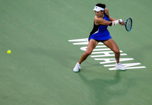 (241009) -- WUHAN, Oct. 9, 2024 -- Wang Xinyu hits a return during the women s singles round of 32 match between Wang Xinyu of China and Lucia Bronzetti of Italy at the 2024 Wuhan Open tennis tournament in Wuhan, capital of central China s Hubei Province, Oct. 9, 2024. ) (SP)CHINA-WUHAN-TENNIS-WUHAN OPEN-WOMEN S SINGLES(CN) HuxJingwen