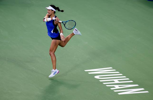 (241009) -- WUHAN, Oct. 9, 2024 -- Wang Xinyu hits a return during the women s singles round of 32 match between Wang Xinyu of China and Lucia Bronzetti of Italy at the 2024 Wuhan Open tennis tournament in Wuhan, capital of central China s Hubei Province, Oct. 9, 2024. ) (SP)CHINA-WUHAN-TENNIS-WUHAN OPEN-WOMEN S SINGLES(CN) HuxJingwen