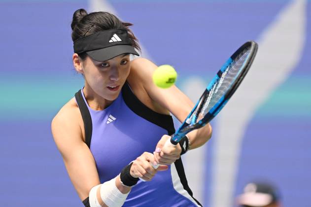 (241010) -- WUHAN, Oct. 10, 2024 -- Wang Xinyu hits a return during the women s singles round of 16 match between Wang Xinyu of China and Jessica Pegula of the United States at the 2024 Wuhan Open tennis tournament in Wuhan, capital of central China s Hubei Province, Oct. 10, 2024. ) (SP)CHINA-WUHAN-TENNIS-WUHAN OPEN-WOMEN S SINGLES(CN) ChengxMin