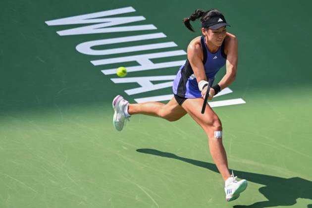 (241011) -- WUHAN, Oct. 11, 2024 -- Wang Xinyu hits a return during the women s singles quarterfinal between Wang Xinyu of China and Ekaterina Alexandrova of Russia at the 2024 Wuhan Open tennis tournament in Wuhan, capital of central China s Hubei Province, Oct. 11, 2024. ) (SP)CHINA-WUHAN-TENNIS-WUHAN OPEN-WOMEN S SINGLES (CN) DuxZixuan