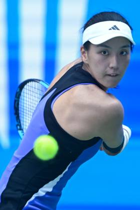 (241011) -- WUHAN, Oct. 11, 2024 -- Wang Xinyu hits a return during the women s singles quarterfinal between Wang Xinyu of China and Ekaterina Alexandrova of Russia at the 2024 Wuhan Open tennis tournament in Wuhan, capital of central China s Hubei Province, Oct. 11, 2024. ) (SP)CHINA-WUHAN-TENNIS-WUHAN OPEN-WOMEN S SINGLES (CN) DuxZixuan