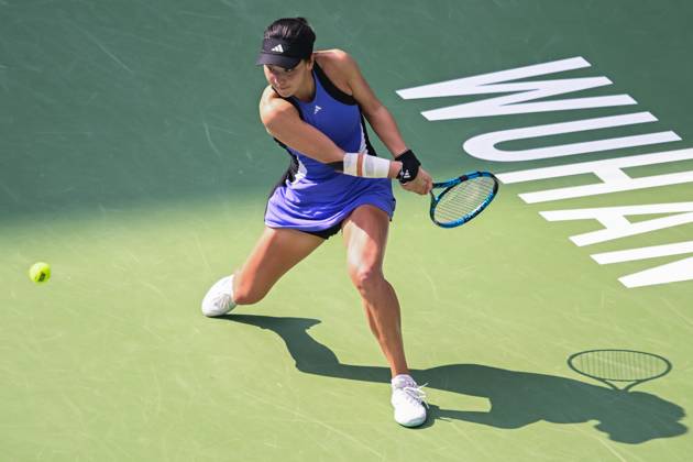 (241011) -- WUHAN, Oct. 11, 2024 -- Wang Xinyu hits a return during the women s singles quarterfinal between Wang Xinyu of China and Ekaterina Alexandrova of Russia at the 2024 Wuhan Open tennis tournament in Wuhan, capital of central China s Hubei Province, Oct. 11, 2024. ) (SP)CHINA-WUHAN-TENNIS-WUHAN OPEN-WOMEN S SINGLES (CN) DuxZixuan