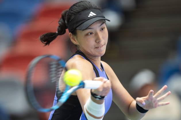 (241011) -- WUHAN, Oct. 11, 2024 -- Wang Xinyu hits a return during the women s singles quarterfinal between Wang Xinyu of China and Ekaterina Alexandrova of Russia at the 2024 Wuhan Open tennis tournament in Wuhan, capital of central China s Hubei Province, Oct. 11, 2024. ) (SP)CHINA-WUHAN-TENNIS-WUHAN OPEN-WOMEN S SINGLES (CN) XiaoxYijiu