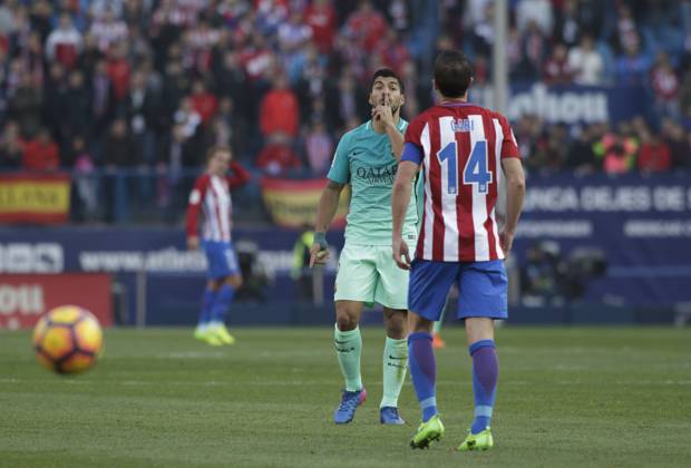 Atlà tico de Madrid v Barcelona - La Liga MADRID, SPAIN - FEBRUARY 26:Luis Suarez of FC Barcelona, Barca tells to shut up to Gabriel Fernandez of Ayletico de Madrid during the Spanish League 2016 17 match between Atletico de Madrid and Barcelona, at Vicente Calderon Stadium in Madrid on February 26, 2017. (Photo by Guillermo Martinez) Madrid Vicente Calderon Stadium Spain Copyright: xGuillermoxMartinezx
