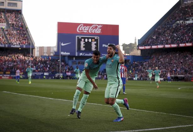 Atlà tico de Madrid v Barcelona - La Liga MADRID, SPAIN - FEBRUARY 26:Luis Suarez of FC Barcelona, Barca and Raphina of Barcelona celebrates a goal during the Spanish League 2016 17 match between Atletico de Madrid and Barcelona, at Vicente Calderon Stadium in Madrid on February 26, 2017. (Photo by Guillermo Martinez) Madrid Vicente Calderon Stadium Spain Copyright: xGuillermoxMartinezx