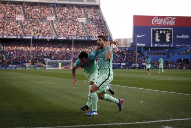 Atlà tico de Madrid v Barcelona - La Liga MADRID, SPAIN - FEBRUARY 26:Luis Suarez of FC Barcelona, Barca and Raphina of Barcelona celebrates a goal during the Spanish League 2016 17 match between Atletico de Madrid and Barcelona, at Vicente Calderon Stadium in Madrid on February 26, 2017. (Photo by Guillermo Martinez) Madrid Vicente Calderon Stadium Spain Copyright: xGuillermoxMartinezx