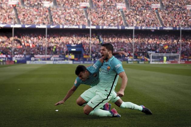 Atlà tico de Madrid v Barcelona - La Liga MADRID, SPAIN - FEBRUARY 26:Luis Suarez of FC Barcelona, Barca and Raphina of Barcelona celebrates a goal during the Spanish League 2016 17 match between Atletico de Madrid and Barcelona, at Vicente Calderon Stadium in Madrid on February 26, 2017. (Photo by Guillermo Martinez) Madrid Vicente Calderon Stadium Spain Copyright: xGuillermoxMartinezx