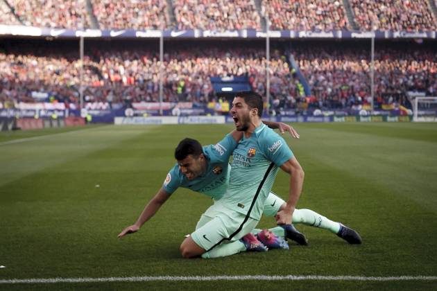 Atlà tico de Madrid v Barcelona - La Liga MADRID, SPAIN - FEBRUARY 26:Luis Suarez of FC Barcelona, Barca and Raphina of Barcelona celebrates a goal during the Spanish League 2016 17 match between Atletico de Madrid and Barcelona, at Vicente Calderon Stadium in Madrid on February 26, 2017. (Photo by Guillermo Martinez) Madrid Vicente Calderon Stadium Spain Copyright: xGuillermoxMartinezx