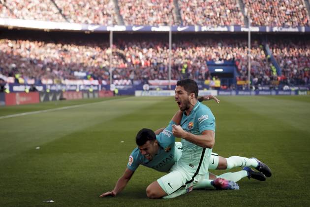 Atlà tico de Madrid v Barcelona - La Liga MADRID, SPAIN - FEBRUARY 26:Luis Suarez of FC Barcelona, Barca and Raphina of Barcelona celebrates a goal during the Spanish League 2016 17 match between Atletico de Madrid and Barcelona, at Vicente Calderon Stadium in Madrid on February 26, 2017. (Photo by Guillermo Martinez) Madrid Vicente Calderon Stadium Spain Copyright: xGuillermoxMartinezx
