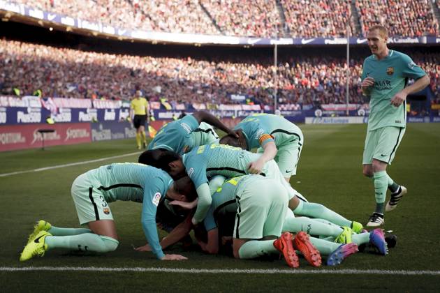 Atlà tico de Madrid v Barcelona - La Liga MADRID, SPAIN - FEBRUARY 26:Several players of FC Barcelona, Barca celebrates a goal and during the Spanish League 2016 17 match between Atletico de Madrid and Barcelona, at Vicente Calderon Stadium in Madrid on February 26, 2017. (Photo by Guillermo Martinez) Madrid Vicente Calderon Stadium Spain Copyright: xGuillermoxMartinezx