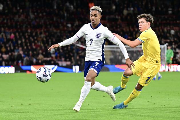 England Under 21 v Ukraine Under w1 UEFA EURO, EM, Europameisterschaft,Fussball U21, U 21 2025 Qualifiers Omari Hutchinson of England u21 s tries to find a way past Maksym Khlan of Ukraine u21 s during the UEFA Euro U21 2025 Qualifiers Group F match at the Vitality Stadium, Bournemouth UK Newspapers OUT Copyright: xJeremyxLandeyx FIL-20758-0014