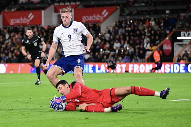 England Under 21 v Ukraine Under w1 UEFA EURO, EM, Europameisterschaft,Fussball U21, U 21 2025 Qualifiers Ruslan Neshcheret of Ukraine u21 s makes a save from Liam Delap of England u21 s during the UEFA Euro U21 2025 Qualifiers Group F match at the Vitality Stadium, Bournemouth UK Newspapers OUT Copyright: xJeremyxLandeyx FIL-20758-0021
