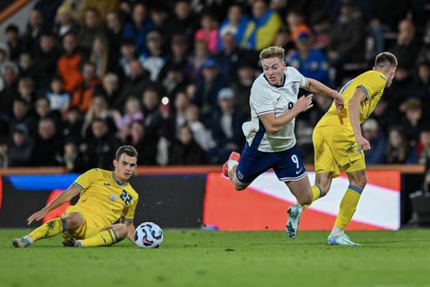England Under 21 v Ukraine Under w1 UEFA EURO, EM, Europameisterschaft,Fussball U21, U 21 2025 Qualifiers Liam Delap of England u21 s is fouled during the UEFA Euro U21 2025 Qualifiers Group F match at the Vitality Stadium, Bournemouth UK Newspapers OUT Copyright: xJeremyxLandeyx FIL-20758-0023