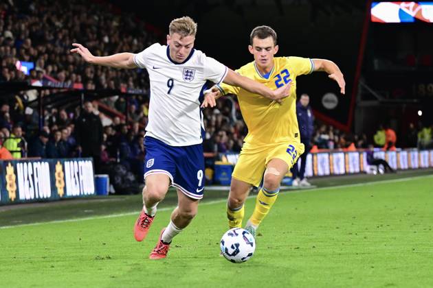 England Under 21 v Ukraine Under w1 UEFA EURO, EM, Europameisterschaft,Fussball U21, U 21 2025 Qualifiers Liam Delap of England u21 s is challenged by Maksym Melnychenko of Ukraine u21 s during the UEFA Euro U21 2025 Qualifiers Group F match at the Vitality Stadium, Bournemouth UK Newspapers OUT Copyright: xJeremyxLandeyx FIL-20758-0035