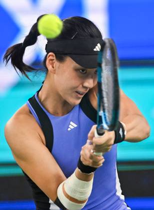 (241012) -- WUHAN, Oct. 12, 2024 -- Wang Xinyu hits a return during the women s singles semifinal match between Zheng Qinwen of China and Wang Xinyu of China at the 2024 Wuhan Open tennis tournament in Wuhan, central China s Hubei Province, Oct. 12, 2024. ) (SP)CHINA-WUHAN-TENNIS-WUHAN OPEN-WOMEN S SINGLES (CN) DuxZixuan