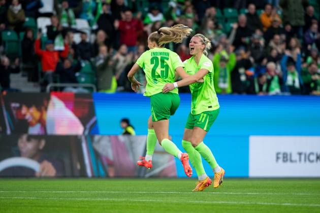 Vivien Endemann VfL Wolfsburg, 25 , Alexandra Popp VfL Wolfsburg, 11 celebrating the goal for 1 0, GER, VfL Wolfsburg vs FC Bayern Muenchen, Football Google Pixel Womens Bundesliga, Matchday 6, Season 2024 2025, 12 10 2024 DFB regulations prohibit any use of photographs as image sequences and or quasi video GER, VfL Wolfsburg vs FC Bayern Muenchen, Football Google Pixel Womens Bundesliga, Matchday 6, Season 2024 2025, 12 10 2024 Wolfsburg Copyright: xEibner-Pressefoto Memmlerx EP_MMR