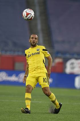 MLS, Fussball Herren, USA 2014: Crew vs Revolution JUL 26 July 26, 2014 - Foxborough, Massachusetts, USA - July 26, 2014 - Foxborough, Massachusetts, U.S. - Columbus Crew forward Federico Higuain (10) watches the flight of the ball during the MLS game between the Columbus Crew and the New England Revolution held at Gillette Stadium in Foxborough Massachusetts. Eric Canha CSM Foxborough Massachusetts USA EDITORIAL USE ONLY Copyright: xx ZUMA-20140726_zaf_c04_205.jpg EricxCanhax csmphoto931105