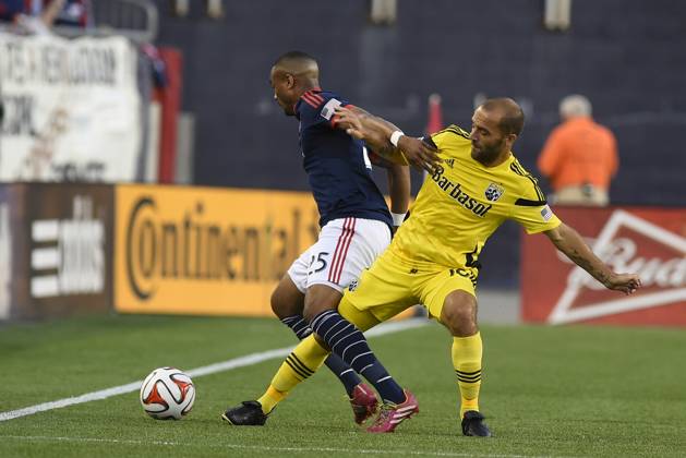 MLS, Fussball Herren, USA 2014: Crew vs Revolution JUL 26 July 26, 2014 - Foxborough, Massachusetts, USA - July 26, 2014 - Foxborough, Massachusetts, U.S. - Columbus Crew forward Federico Higuain (10) battles with New England Revolution defender Darrius Barnes (25) during the MLS game between the Columbus Crew and the New England Revolution held at Gillette Stadium in Foxborough Massachusetts. Eric Canha CSM Foxborough Massachusetts USA EDITORIAL USE ONLY Copyright: xx ZUMA-20140726_zaf_c04_212.jpg EricxCanhax csmphoto931109