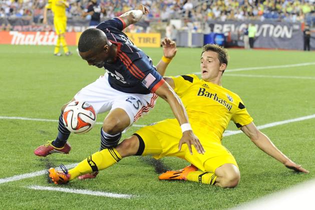 MLS, Fussball Herren, USA 2014: Crew vs Revolution JUL 26 July 26, 2014 - Foxborough, Massachusetts, USA - July 26, 2014 - Foxborough, Massachusetts, U.S. - New England Revolution defender Darrius Barnes (25) and Columbus Crew midfielder Ethan Finlay (13) go down battling for the ball during the MLS game between the Columbus Crew and the New England Revolution held at Gillette Stadium in Foxborough Massachusetts. Eric Canha CSM Foxborough Massachusetts USA EDITORIAL USE ONLY Copyright: xx ZUMA-20140726_zaf_c04_219.jpg EricxCanhax csmphoto931110