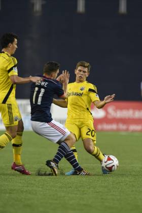 MLS, Fussball Herren, USA 2014: Crew vs Revolution JUL 26 July 26, 2014 - Foxborough, Massachusetts, USA - July 26, 2014 - Foxborough, Massachusetts, U.S. - New England Revolution midfielder Kelyn Rowe (11) and Columbus Crew midfielder Wil Trapp (20) prepare to collide as they work for the ball during the MLS game between the Columbus Crew and the New England Revolution held at Gillette Stadium in Foxborough Massachusetts. Eric Canha CSM Foxborough Massachusetts USA EDITORIAL USE ONLY Copyright: xx ZUMA-20140726_zaf_c04_213.jpg EricxCanhax csmphoto931112