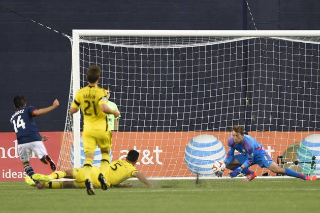 MLS, Fussball Herren, USA 2014: Crew vs Revolution JUL 26 July 26, 2014 - Foxborough, Massachusetts, USA - July 26, 2014 - Foxborough, Massachusetts, U.S. - Columbus Crew goalkeeper Steve Clark (1) makes a save during the MLS game between the Columbus Crew and the New England Revolution held at Gillette Stadium in Foxborough Massachusetts. Eric Canha CSM Foxborough Massachusetts USA EDITORIAL USE ONLY Copyright: xx ZUMA-20140726_zaf_c04_211.jpg EricxCanhax csmphoto931114
