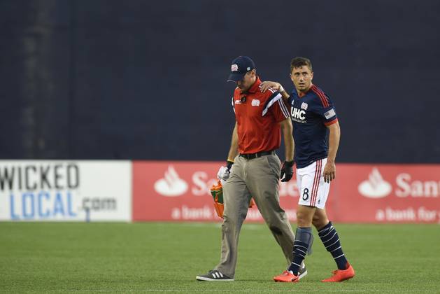 MLS, Fussball Herren, USA 2014: Crew vs Revolution JUL 26 July 26, 2014 - Foxborough, Massachusetts, USA - July 26, 2014 - Foxborough, Massachusetts, U.S. - New England Revolution defender Chris Tierney (8) leaves the pitch after being injured during the MLS game between the Columbus Crew and the New England Revolution held at Gillette Stadium in Foxborough Massachusetts. Eric Canha CSM Foxborough Massachusetts USA EDITORIAL USE ONLY Copyright: xx ZUMA-20140726_zaf_c04_210.jpg EricxCanhax csmphoto931115