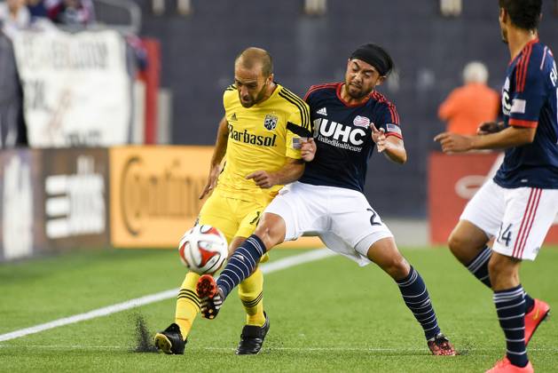 MLS, Fussball Herren, USA 2014: Crew vs Revolution JUL 26 July 26, 2014 - Foxborough, Massachusetts, USA - July 26, 2014 - Foxborough, Massachusetts, U.S. - Columbus Crew forward Federico Higuain (10) and New England Revolution midfielder Lee Nguyen (24) work for the ball during the MLS game between the Columbus Crew and the New England Revolution held at Gillette Stadium in Foxborough Massachusetts. Eric Canha CSM Foxborough Massachusetts USA EDITORIAL USE ONLY Copyright: xx ZUMA-20140726_zaf_c04_216.jpg EricxCanhax csmphoto931116