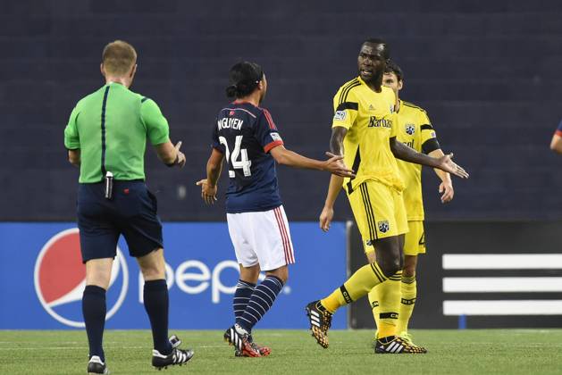 MLS, Fussball Herren, USA 2014: Crew vs Revolution JUL 26 July 26, 2014 - Foxborough, Massachusetts, USA - July 26, 2014 - Foxborough, Massachusetts, U.S. - Columbus Crew midfielder Tony Tchani (6) and New England Revolution midfielder Lee Nguyen (24) exchange gestures on the pitch during the MLS game between the Columbus Crew and the New England Revolution held at Gillette Stadium in Foxborough Massachusetts. Eric Canha CSM Foxborough Massachusetts USA EDITORIAL USE ONLY Copyright: xx ZUMA-20140726_zaf_c04_215.jpg EricxCanhax csmphoto931117