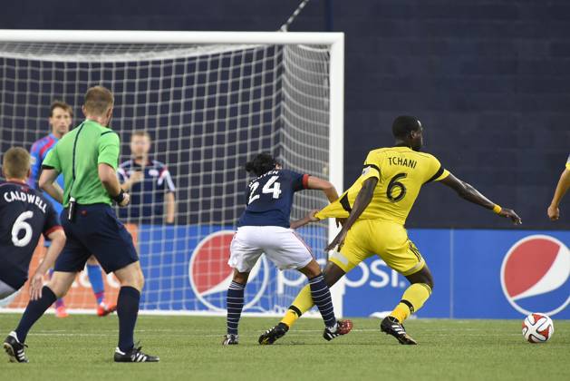MLS, Fussball Herren, USA 2014: Crew vs Revolution JUL 26 July 26, 2014 - Foxborough, Massachusetts, USA - July 26, 2014 - Foxborough, Massachusetts, U.S. - New England Revolution midfielder Lee Nguyen (24) holds onto Columbus Crew midfielder Tony Tchani s (6) jersey during the MLS game between the Columbus Crew and the New England Revolution held at Gillette Stadium in Foxborough Massachusetts. Eric Canha CSM Foxborough Massachusetts USA EDITORIAL USE ONLY Copyright: xx ZUMA-20140726_zaf_c04_214.jpg EricxCanhax csmphoto931118