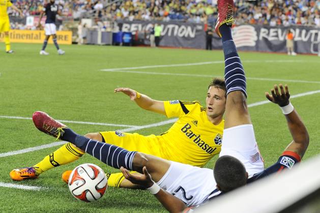 MLS, Fussball Herren, USA 2014: Crew vs Revolution JUL 26 July 26, 2014 - Foxborough, Massachusetts, USA - July 26, 2014 - Foxborough, Massachusetts, U.S. - New England Revolution defender Darrius Barnes (25) and Columbus Crew midfielder Ethan Finlay (13) go down battling for the ball during the MLS game between the Columbus Crew and the New England Revolution held at Gillette Stadium in Foxborough Massachusetts. Eric Canha CSM Foxborough Massachusetts USA EDITORIAL USE ONLY Copyright: xx ZUMA-20140726_zaf_c04_220.jpg EricxCanhax csmphoto931119