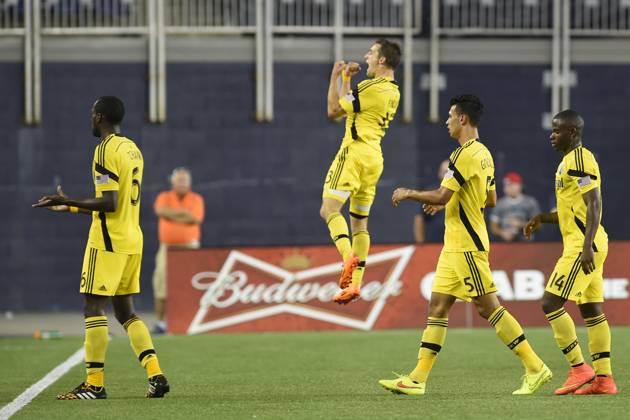 MLS, Fussball Herren, USA 2014: Crew vs Revolution JUL 26 July 26, 2014 - Foxborough, Massachusetts, USA - July 26, 2014 - Foxborough, Massachusetts, U.S. - Columbus Crew midfielder Ethan Finlay (13) leaps in the air after Columbus scored to take the lead during the MLS game between the Columbus Crew and the New England Revolution held at Gillette Stadium in Foxborough Massachusetts. Columbus defeated New England 2-1. Eric Canha CSM Foxborough Massachusetts USA EDITORIAL USE ONLY Copyright: xx ZUMA-20140726_zaf_c04_229.jpg EricxCanhax csmphoto931122