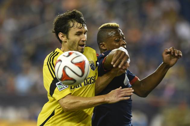 MLS, Fussball Herren, USA 2014: Crew vs Revolution JUL 26 July 26, 2014 - Foxborough, Massachusetts, USA - July 26, 2014 - Foxborough, Massachusetts, U.S. - Columbus Crew defender Michael Parkhurst (4) and New England Revolution forward Dimitry Imbongo (92) battle on the pitch during the MLS game between the Columbus Crew and the New England Revolution held at Gillette Stadium in Foxborough Massachusetts. Columbus defeated New England 2-1. Eric Canha CSM Foxborough Massachusetts USA EDITORIAL USE ONLY Copyright: xx ZUMA-20140726_zaf_c04_228.jpg EricxCanhax csmphoto931123