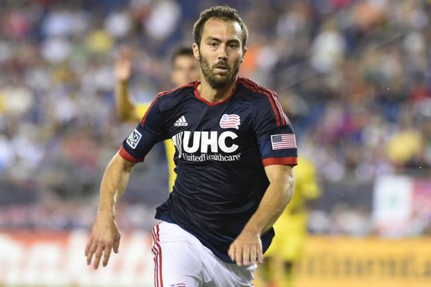MLS, Fussball Herren, USA 2014: Crew vs Revolution JUL 26 July 26, 2014 - Foxborough, Massachusetts, USA - July 26, 2014 - Foxborough, Massachusetts, U.S. - New England Revolution defender A.J. Soares (5) chases the ball during the MLS game between the Columbus Crew and the New England Revolution held at Gillette Stadium in Foxborough Massachusetts. Columbus defeated New England 2-1. Eric Canha CSM Foxborough Massachusetts USA EDITORIAL USE ONLY Copyright: xx ZUMA-20140726_zaf_c04_227.jpg EricxCanhax csmphoto931125