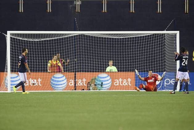 MLS, Fussball Herren, USA 2014: Crew vs Revolution JUL 26 July 26, 2014 - Foxborough, Massachusetts, USA - July 26, 2014 - Foxborough, Massachusetts, U.S. - New England Revolution goalkeeper Bobby Shuttleworth (22) questions officials during the MLS game between the Columbus Crew and the New England Revolution held at Gillette Stadium in Foxborough Massachusetts. Columbus defeated New England 2-1. Eric Canha CSM Foxborough Massachusetts USA EDITORIAL USE ONLY Copyright: xx ZUMA-20140726_zaf_c04_226.jpg EricxCanhax csmphoto931126