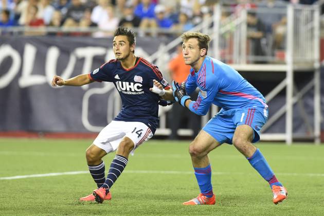 MLS, Fussball Herren, USA 2014: Crew vs Revolution JUL 26 July 26, 2014 - Foxborough, Massachusetts, USA - July 26, 2014 - Foxborough, Massachusetts, U.S. - Columbus Crew goalkeeper Steve Clark (1) works against New England Revolution forward Diego Fagundez (14) during a corner kick at the MLS game between the Columbus Crew and the New England Revolution held at Gillette Stadium in Foxborough Massachusetts. Columbus defeated New England 2-1. Eric Canha CSM Foxborough Massachusetts USA EDITORIAL USE ONLY Copyright: xx ZUMA-20140726_zaf_c04_224.jpg EricxCanhax csmphoto931127