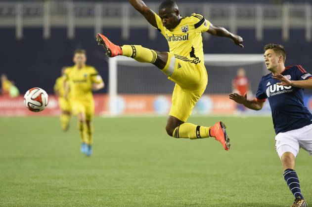 MLS, Fussball Herren, USA 2014: Crew vs Revolution JUL 26 July 26, 2014 - Foxborough, Massachusetts, USA - July 26, 2014 - Foxborough, Massachusetts, U.S. - Columbus Crew defender Waylon Francis (14) kicks the ball during the MLS game between the Columbus Crew and the New England Revolution held at Gillette Stadium in Foxborough Massachusetts. Columbus defeated New England 2-1. Eric Canha CSM Foxborough Massachusetts USA EDITORIAL USE ONLY Copyright: xx ZUMA-20140726_zaf_c04_225.jpg EricxCanhax csmphoto931128