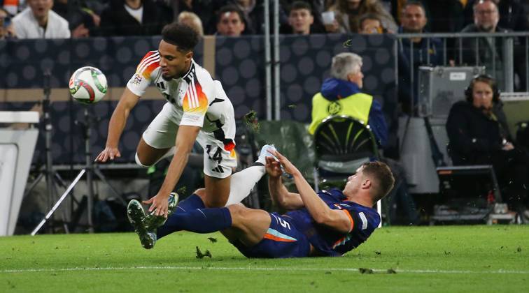 BAU 14 10 2024 Munich International soccer match Germany vs. Netherlands, f l Kevin Schade GER , Micky van de Ven NED