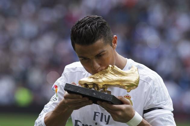 REAL MADRID vs Levante SPAIN, Madrid:Real Madrid s Portuguese forward Cristiano Ronaldo kissing the golden boot before the Spanish League 2015 16 match between Real Madrid and UD Levante, at Santiago Bernabeu Stadium in Madrid on October 18, 2015. (Photo by Guillermo Martinez ) Madrid Santiago Bernabà u Stadium Spain Copyright: xGuillermoxMartinezx