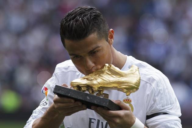 REAL MADRID vs Levante SPAIN, Madrid:Real Madrid s Portuguese forward Cristiano Ronaldo kissing the golden boot before the Spanish League 2015 16 match between Real Madrid and UD Levante, at Santiago Bernabeu Stadium in Madrid on October 18, 2015. (Photo by Guillermo Martinez ) Madrid Santiago BernabŽu Stadium Spain Copyright: xGuillermoxMartinezx