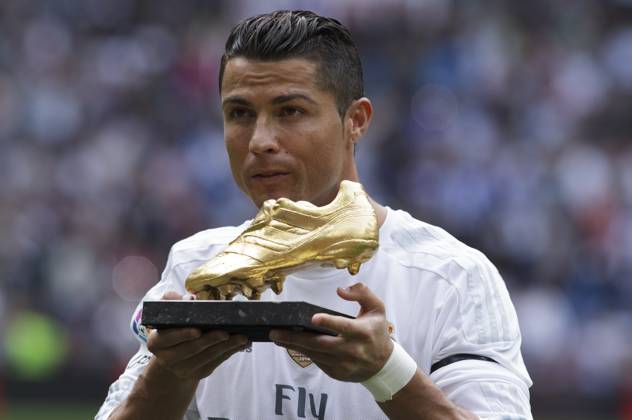 REAL MADRID vs Levante SPAIN, Madrid:Real Madrid s Portuguese forward Cristiano Ronaldo poses with the golden boot before the Spanish League 2015 16 match between Real Madrid and UD Levante, at Santiago Bernabeu Stadium in Madrid on October 18, 2015. (Photo by Guillermo Martinez ) Madrid Santiago BernabŽu Stadium Spain Copyright: xGuillermoxMartinezx
