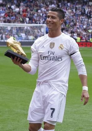 REAL MADRID vs Levante SPAIN, Madrid:Real Madrid s Portuguese forward Cristiano Ronaldo received the golden boot during the Spanish League 2015 16 match between Real Madrid and UD Levante, at Santiago Bernabeu Stadium in Madrid on October 18, 2015. (Photo by Guillermo Martinez ) Madrid Santiago Bernabà u Stadium Spain Copyright: xGuillermoxMartinezx