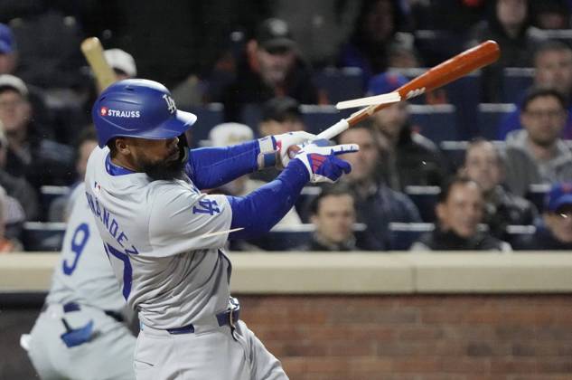 Sport Bilder des Tages Los Angeles Dodgers Teoscar Hernandez breaks his bat as he lines out to New York Mets third baseman Mark Vientos with he bases loaded in the third inning in game three of the MLB, Baseball Herren, USA NLCS at Citi Field in New York City on Wednesday, October 16, 2024.  NYP20241016215 RAYxSTUBBLEBINE