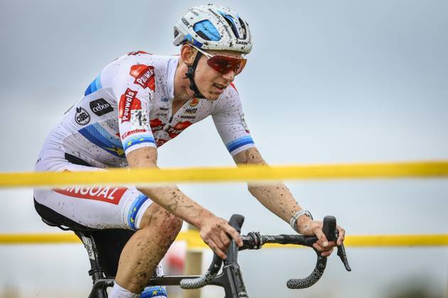 Belgian Michael Vanthourenhout pictured in action during the men s elite race of the Kermiscross cyclocross cycling event in Ardooie, Thursday 17 October 2024. DAVIDxPINTENS  x102798472x