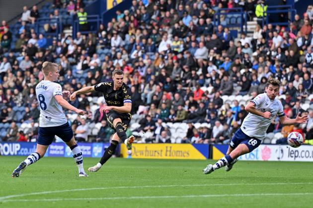 Sky Bet Championship Preston North End v Coventry City Ben Sheaf of Coventry City shoots on goal during the Sky Bet Championship match Preston North End vs Coventry City at Deepdale, Preston, United Kingdom, 19th October 2024 (Photo by Cody Froggatt News Images) Preston Deepdale Lancashire United Kingdom Copyright: xCodyxFroggatt NewsxImagesx