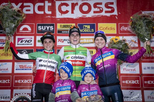 Sport Bilder des Tages Italian Sara Casasola, Belgian Marion Norbert Riberolle and Belgian Laura Verdonschot pictured on the podium after the women s elite race of the Exact Cross Essen, stage 2 (out of 6) in the Exact Cross cyclocross competition, Saturday 19 October 2024, in Essen. KRISTOFxVANxACCOM  x102963925x