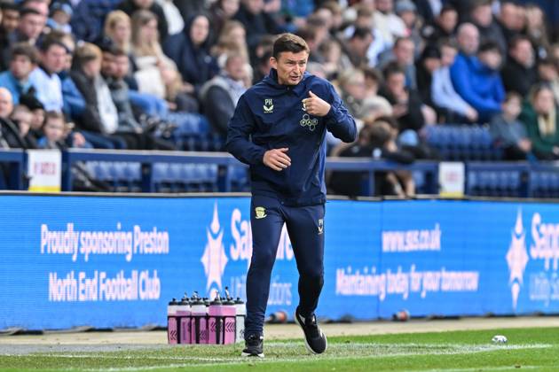 Sky Bet Championship Preston North End v Coventry City Paul Heckingbottom manager of Preston North End instructs during the Sky Bet Championship match Preston North End vs Coventry City at Deepdale, Preston, United Kingdom, 19th October 2024 (Photo by Cody Froggatt News Images) Preston Deepdale Lancashire United Kingdom Copyright: xCodyxFroggatt NewsxImagesx