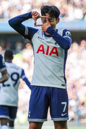 Tottenham Hotspur FC v West Ham United FC Heung-Min Son of Tottenham Hotspur scores a GOAL 4-1 and celebrates during the Tottenham Hotspur FC v West Ham United FC English Premier League match at the Tottenham Hotspur Stadium, London, England, United Kingdom on 19 October 2024 Editorial use only. All images are copyright Every Second Media Limited. No images may be reproduced without prior permission. All rights reserved. Premier League and Football League images are subject to licensing agreements with Football DataCo Limited. see https: www.football-dataco.com Copyright: xIMAGO EveryxSecondxMediax ESM-1174-0027