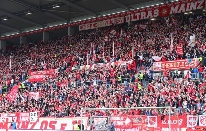 Mainz RB Leipzig Bundesliga Mainz, 19 10 2024, Mewa Arena, Soccer Bundesliga, Matchday 7 , 1 FSV Mainz 05 vs RB Leipzig , In the picture fans of Mainz 05 , Picture Point