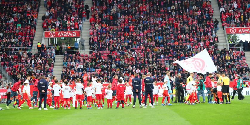 Mainz RB Leipzig Bundesliga Mainz, 19 10 2024, Mewa Arena, Soccer Bundesliga, Matchday 7 , 1 FSV Mainz 05 vs RB Leipzig , In the picture the teams line up , Picture Point